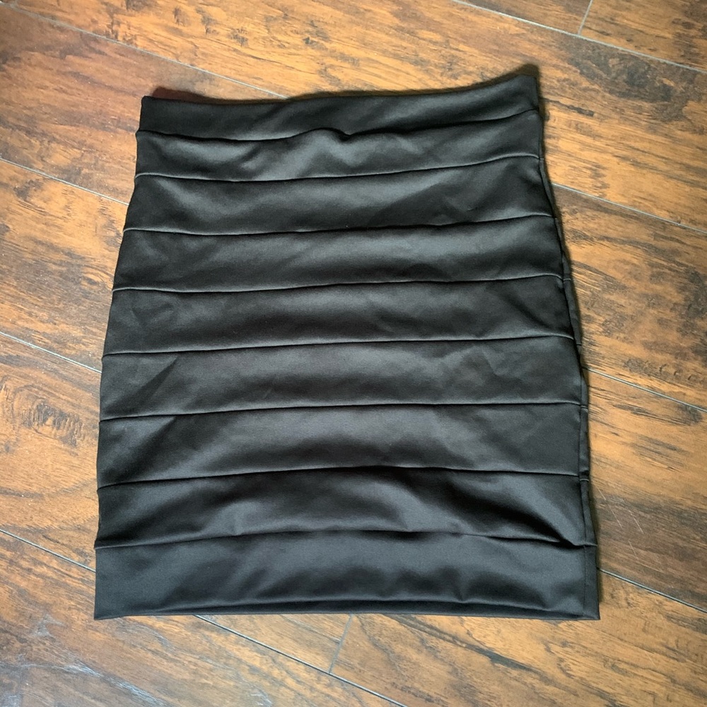 Black ribbed mini skirt